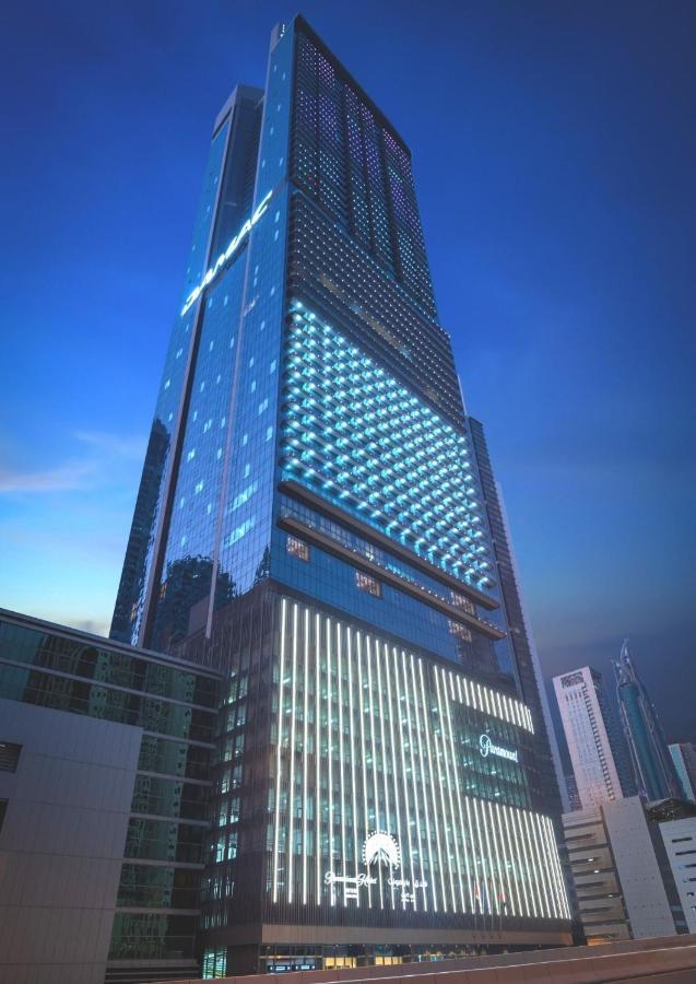 Paramount Hotel Midtown Dubaï Extérieur photo The hotel at night