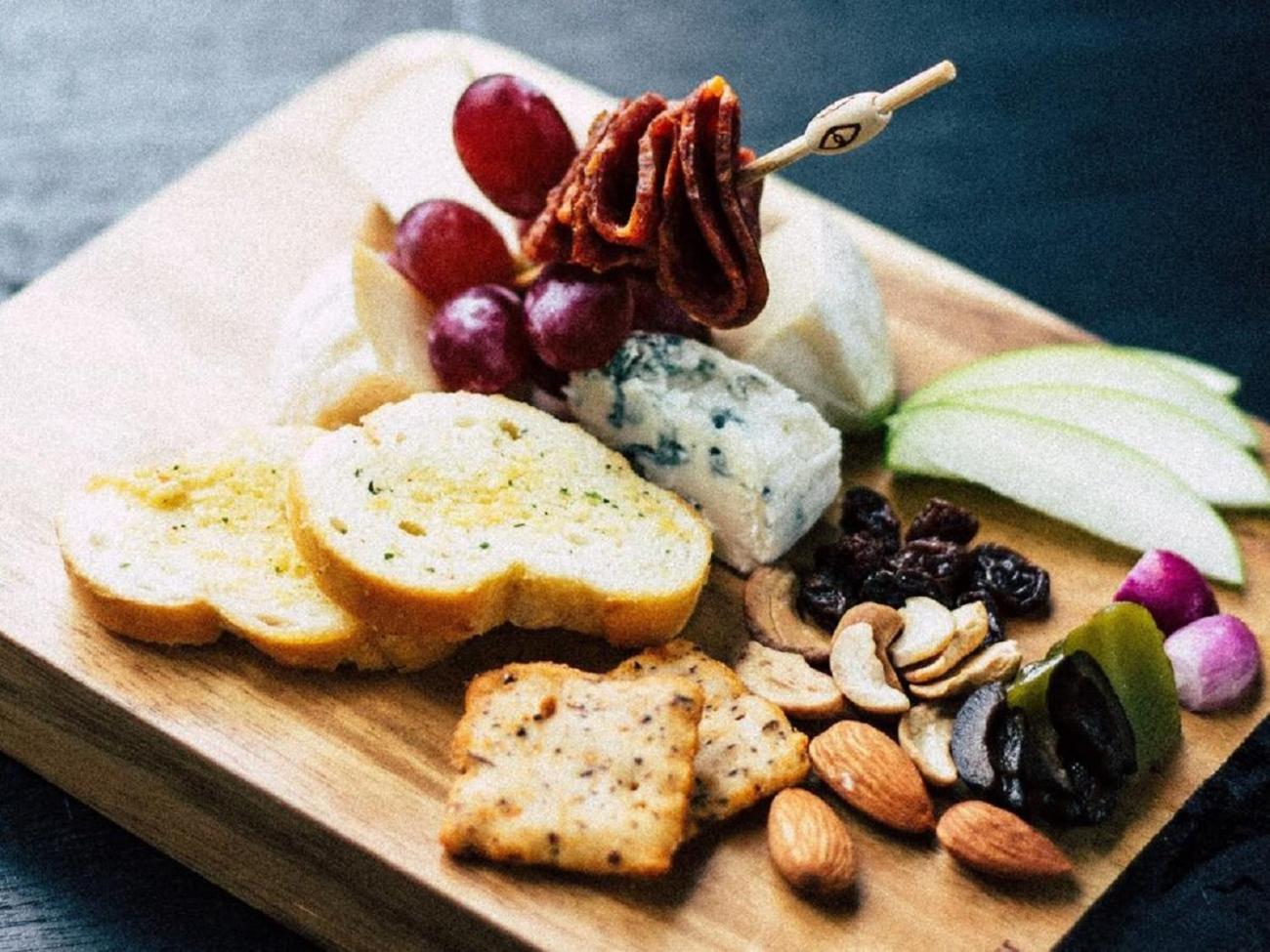 Paramount Hotel Midtown Dubaï Extérieur photo A cheese board with crackers, fruit, nuts and dried meat